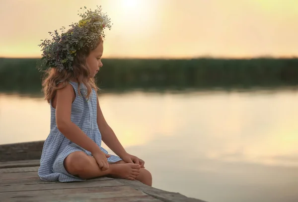 Мила Маленька Дівчинка Вінку Красивих Квітів Пірсі Біля Річки — стокове фото
