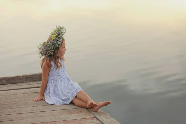 Мила Маленька Дівчинка Вінку Красивих Квітів Пірсі Біля Річки — стокове фото