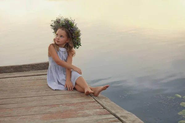 Linda Niña Usando Corona Hecha Hermosas Flores Muelle Cerca Del —  Fotos de Stock