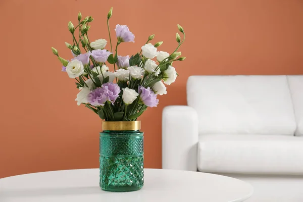 Buket Bunga Eustoma Yang Indah Atas Meja Ruang Tamu Ruang — Stok Foto