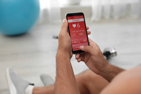 Mann Nutzt Fitness App Auf Smartphone Nahaufnahme — Stockfoto