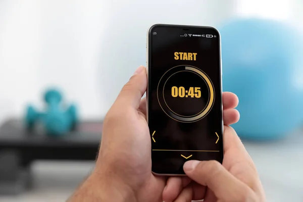 Mann Nutzt Fitness App Auf Smartphone Nahaufnahme — Stockfoto