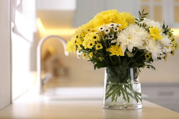 Βάζο Όμορφα Λουλούδια Χρυσάνθεμο Στον Πάγκο Στην Κουζίνα Χώρος Για — Φωτογραφία Αρχείου
