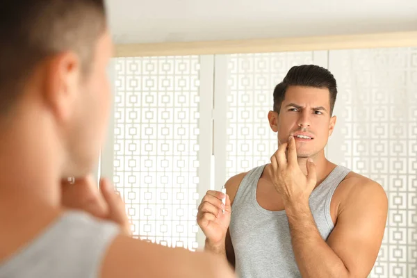 Homem Emocional Com Herpes Aplicando Creme Nos Lábios Frente Espelho — Fotografia de Stock