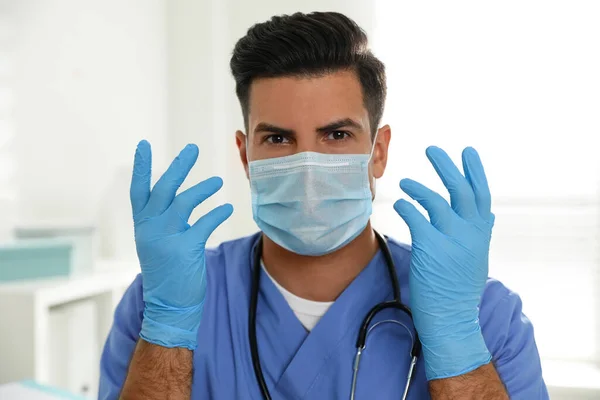 Doctor Beschermende Masker Medische Handschoenen Tegen Wazig Achtergrond — Stockfoto