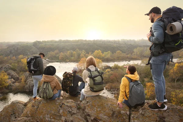 Gruppo Amici Con Zaini Godendo Una Splendida Vista Vicino Fiume — Foto Stock