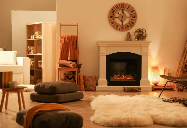 舒适的客厅内部有壁炉的美丽景色 — 图库照片