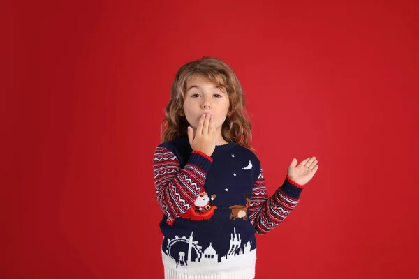 Bambina Maglione Natale Che Copre Bocca Contro Sfondo Rosso — Foto Stock