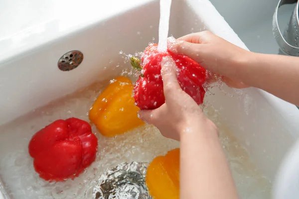 Mujer Lavando Pimientos Frescos Fregadero Cocina Primer Plano — Foto de Stock