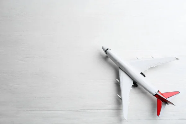 Avião Brinquedo Fundo Madeira Branco Vista Superior Espaço Para Texto — Fotografia de Stock