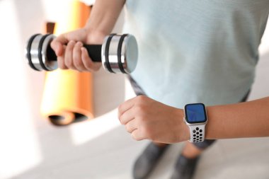 Spor salonunda spor salonunu kontrol eden kadın, yakın plan.