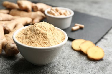 Kuru, taze ve kapsüllü zencefil gri masada. Metin için boşluk