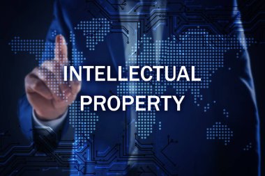 Fikri mülkiyet kavramı. Dünya haritası illüstrasyonu ile sanal ekran kullanan adam, yakın plan