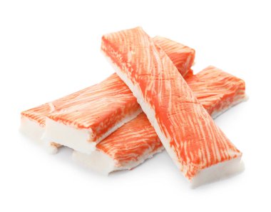 Beyaza izole edilmiş taze yengeç çubukları.