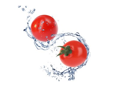 Taze domatesler beyaz arkaplanda süzülürken