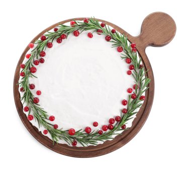 Geleneksel Noel pastası biberiye ve yaban mersinleriyle süslenmiştir.