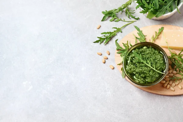 Skål Välsmakande Ruccola Pesto Och Ingredienser Ljust Bord Platt Låg — Stockfoto