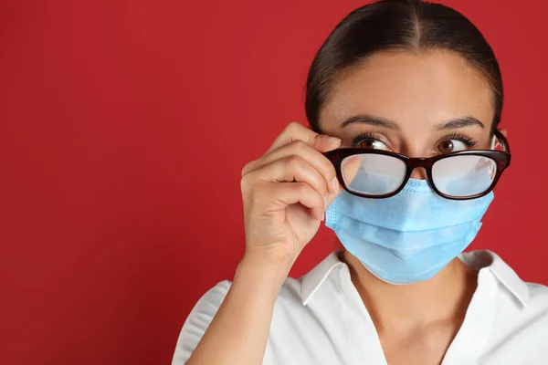 Mujer Limpiando Gafas Niebla Causadas Por Uso Máscara Médica Sobre —  Fotos de Stock