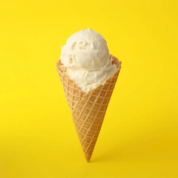 Leckeres Eis Waffelkegel Auf Gelbem Hintergrund — Stockfoto