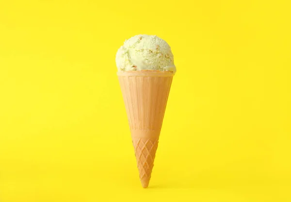 Delicioso Sorvete Cone Waffle Fundo Amarelo — Fotografia de Stock