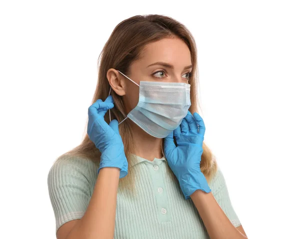 Kvinna Medicinska Handskar Sätta Skyddande Ansiktsmask Mot Vit Bakgrund — Stockfoto