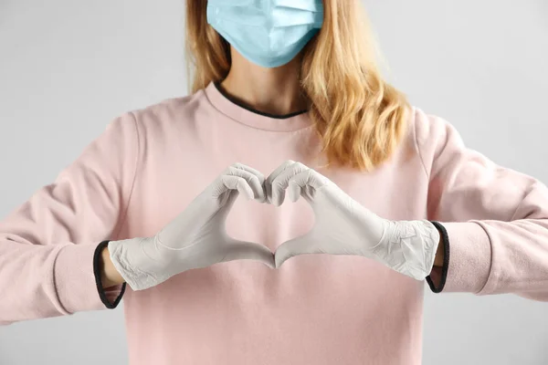 Giovane Donna Guanti Medici Maschera Protettiva Facendo Cuore Con Mani — Foto Stock