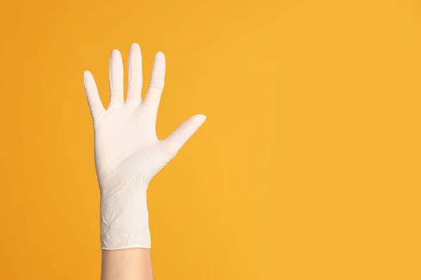 Médico Usando Luvas Médicas Fundo Amarelo Close Espaço Para Texto — Fotografia de Stock