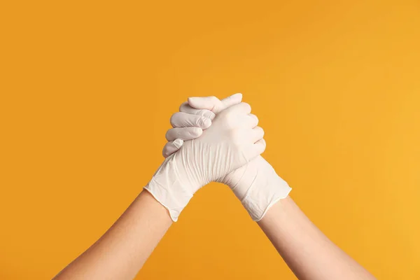 Γιατροί Ιατρικά Γάντια Κάνουν Χειραψία Κίτρινο Φόντο Κοντινό Πλάνο — Φωτογραφία Αρχείου