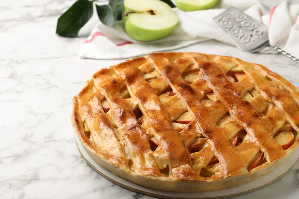 Frischer Traditioneller Apfelkuchen Auf Weißem Marmortisch — Stockfoto