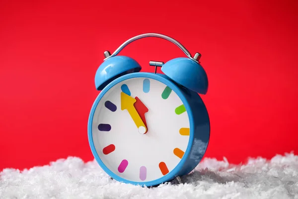 Reloj Despertador Montón Nieve Sobre Fondo Rojo Cuenta Atrás Año —  Fotos de Stock