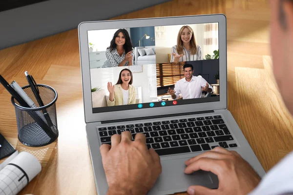 Munkatársak Online Dolgoznak Férfi Használ Video Chat Laptop Közelkép — Stock Fotó