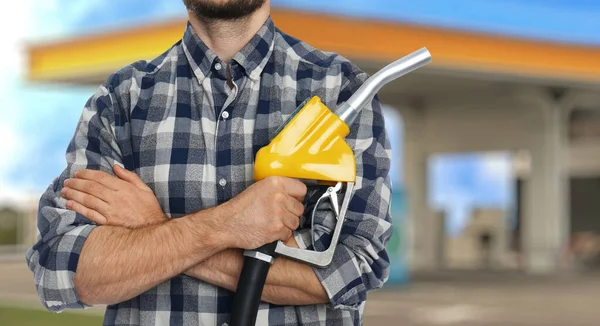 Hombre Sosteniendo Boquilla Combustible Cerca Gasolinera Primer Plano —  Fotos de Stock