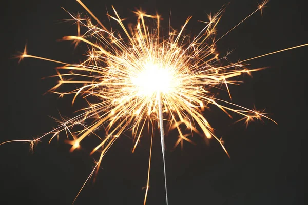 Brilhante Sparkler Queima Fundo Preto Close — Fotografia de Stock