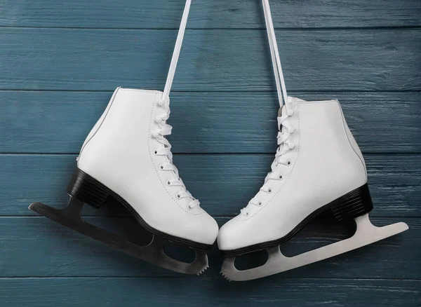 Par Patins Gelo Branco Pendurado Fundo Madeira Azul — Fotografia de Stock