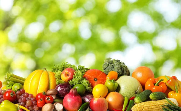 Assortimento Frutta Verdura Fresca Biologica Fondo Verde Sfocato — Foto Stock