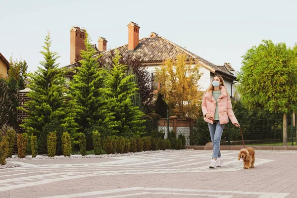 Vrouw Met Beschermend Masker Engelse Cocker Spaniel Buiten Loophond Tijdens — Stockfoto