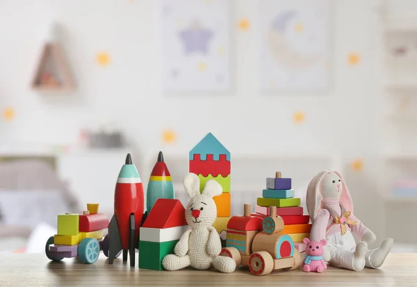 Conjunto Diferentes Brinquedos Bonitos Mesa Madeira Quarto Das Crianças — Fotografia de Stock