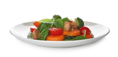 Sebzeli taze tavuk salatası ve beyaz üzerine izole ıspanak.