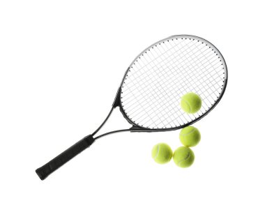 Tenis raketi ve toplar beyaz arka planda. Spor malzemeleri.
