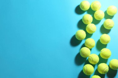 Mavi arka planda tenis topları, düz yatış. Metin için boşluk