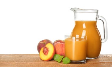 Tahta masada taze yapılmış şeftali suyu, beyaz arka plan.