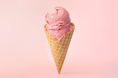 Pembe arka planda waffle külahında leziz dondurma.