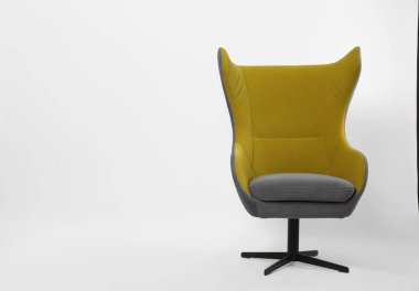 Beyaz arkaplanda rahat ofis koltuğu, metin için boşluk