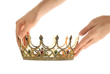 Beyaz arka planda altın kaplama güzel bir taç tutan kadın, yakın plan. Fantezi ögesi
