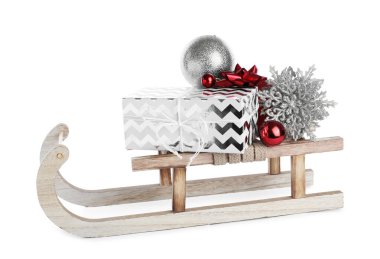 Hediye kutulu ahşap kızak ve beyaz üzerine izole edilmiş Noel süslemeleri.