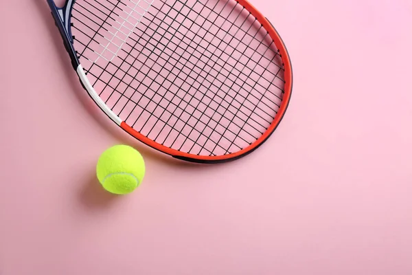 Tennis Racket Bal Roze Achtergrond Plat Lay Ruimte Voor Tekst — Stockfoto