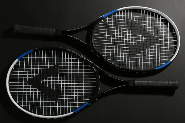 Tennisrackets Zwarte Achtergrond Platte Lay Sportuitrusting — Stockfoto