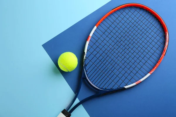Tennis Racket Och Boll Färg Bakgrund Platt Låg Sportutrustning — Stockfoto