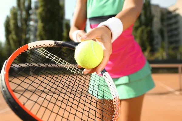 スポーツ女性は裁判所でテニスボールを提供する準備をします — ストック写真