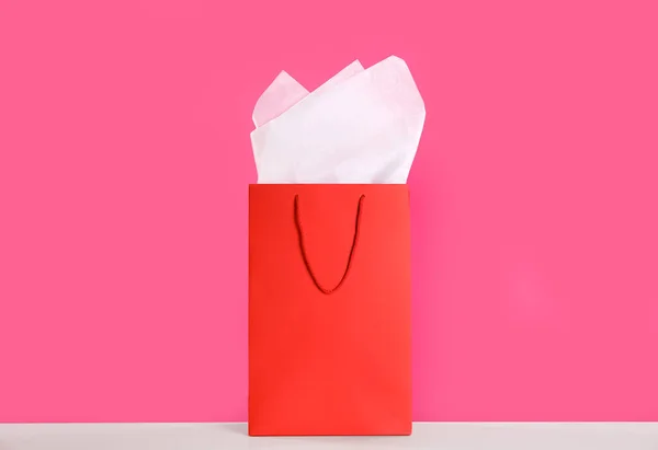 Cadeauzakje Met Papier Witte Tafel Tegen Roze Achtergrond — Stockfoto
